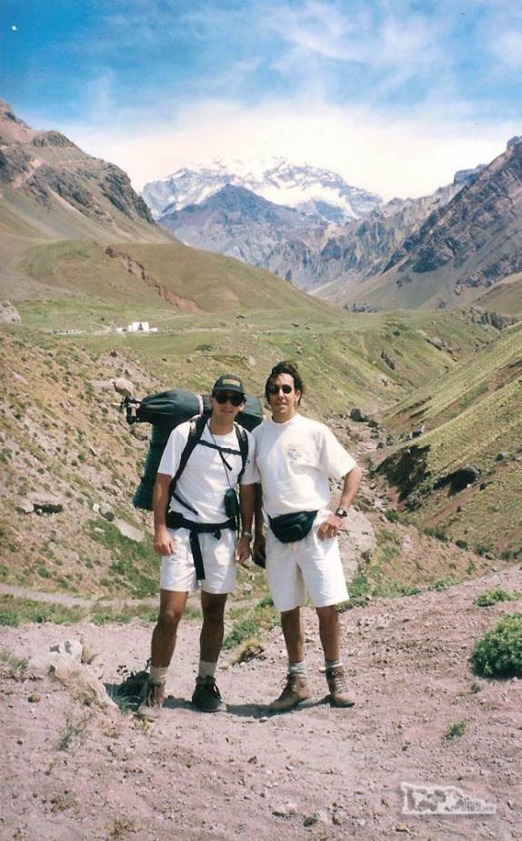Com o Haroldo, prontos para iniciar a caminhada rumo a Confluencia e Plaza de Mulas, no parque do Aconcágua, oeste da Argentina (temporada de 1998/99)